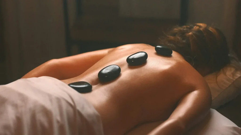 Massagem relaxante ou com pedras quentes: qual escolher