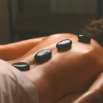 Massagem relaxante ou com pedras quentes: qual escolher